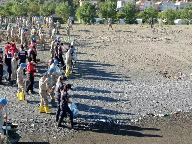 Selde kirlenen sahilin temizliğine Mehmetçik el attı