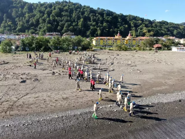 Selde kirlenen sahilin temizliğine Mehmetçik el attı