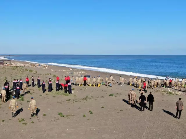 Selde kirlenen sahilin temizliğine Mehmetçik el attı