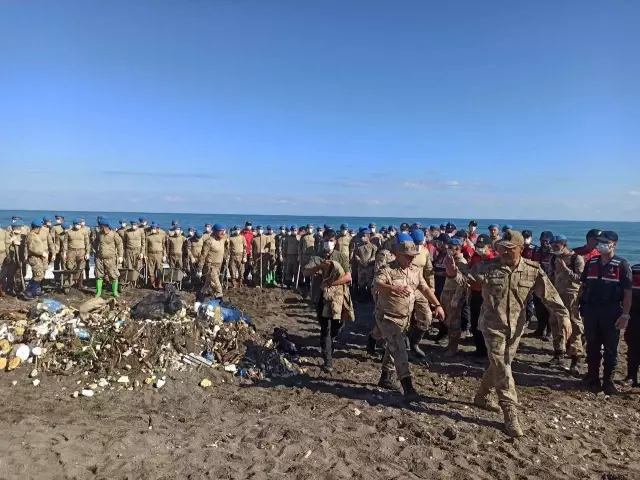 Selde kirlenen sahilin temizliğine Mehmetçik el attı