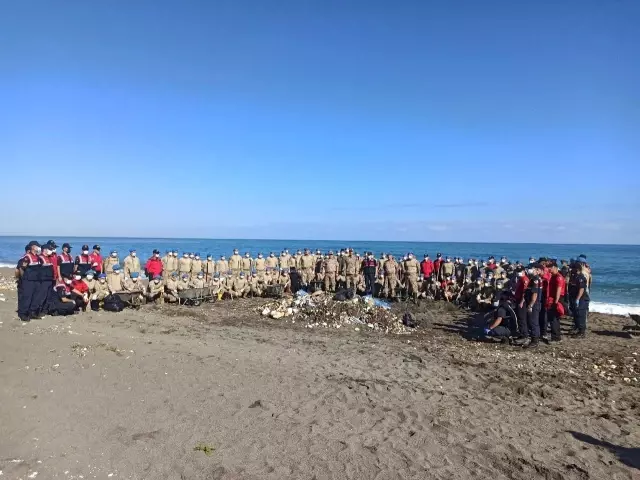 Selde kirlenen sahilin temizliğine Mehmetçik el attı