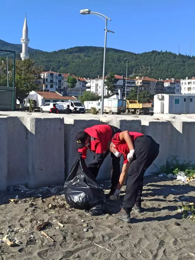 Selde kirlenen sahilin temizliğine Mehmetçik el attı
