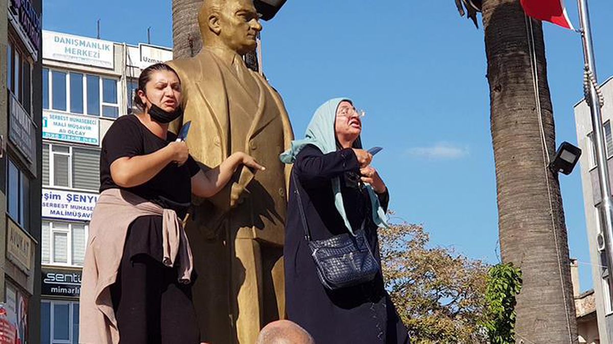 Şiddet mağduru anne ve kadın ekmek bıçaklarını boğazına dayayarak isyan etti