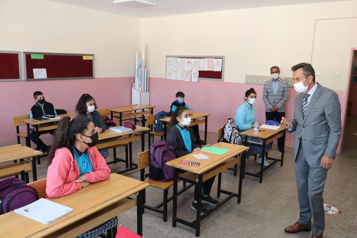 Sivas Milli Eğitim Müdürü Aslan okullardaki Kovid-19 tedbirlerini inceledi
