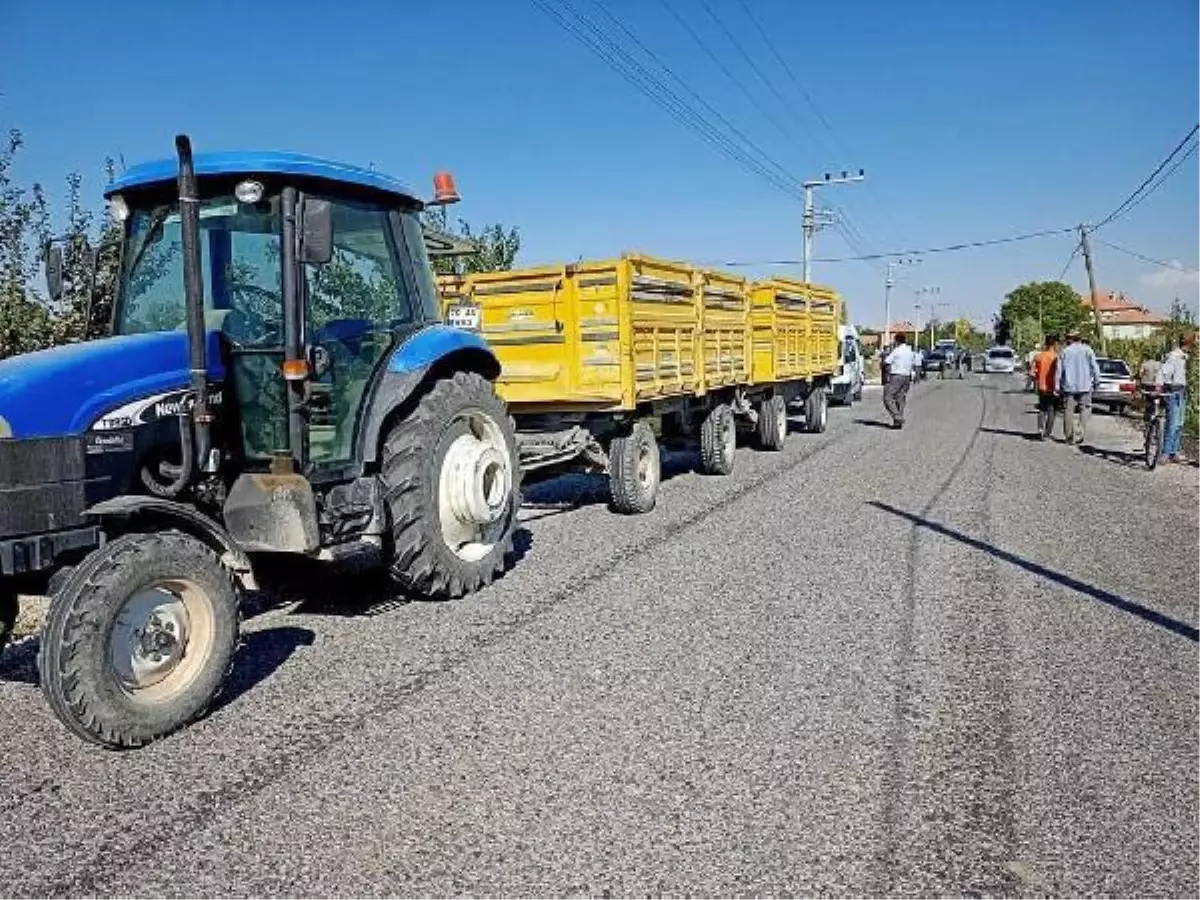 Sollamak istediği traktörün altında kalan motosikletli öldü