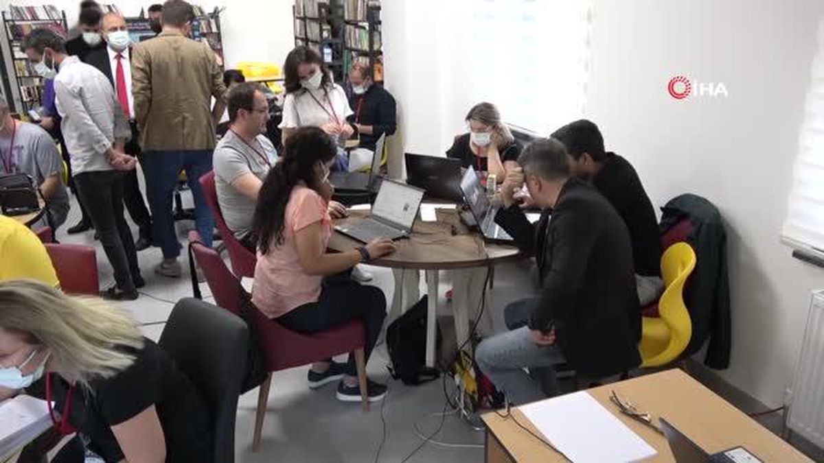 TÜBİTAK Başkanı Mandal, Ereğli BİLSEM'de 15 akademisyenin çalışmalarını inceledi