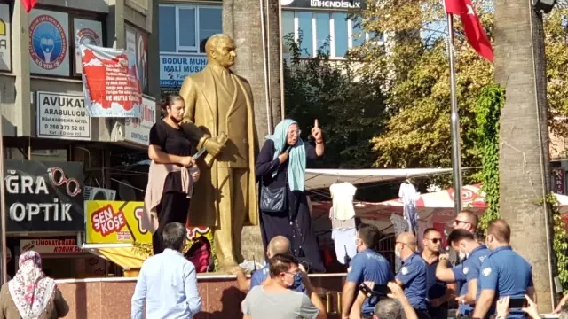 Şiddet mağduru anne ve kadın ekmek bıçaklarını boğazına dayayarak isyan etti