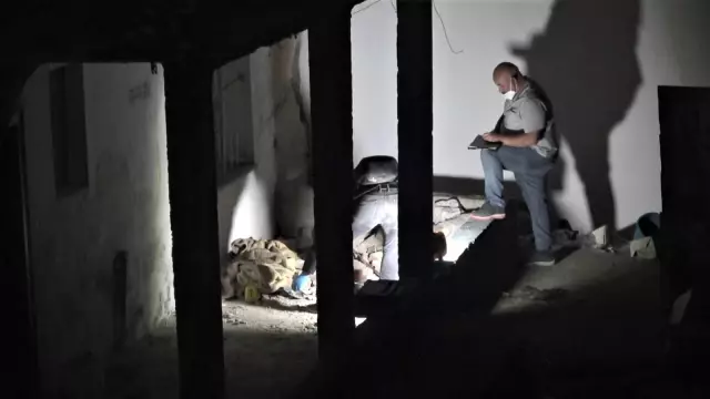 Yaslandıkları balkon duvarı yıkıldı, 6 metreden aşağıya düştüler