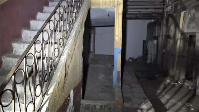 Yaslandıkları balkon duvarı yıkıldı, 6 metreden aşağıya düştüler
