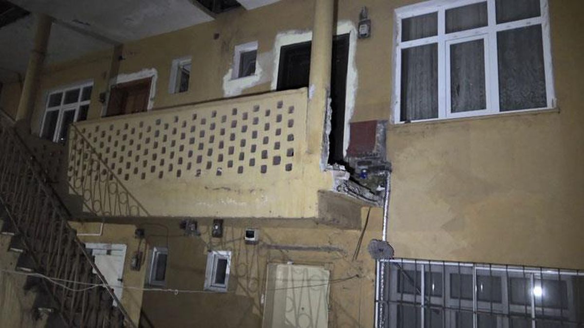 Yaslandıkları balkon duvarı yıkıldı, 6 metreden aşağıya düştüler
