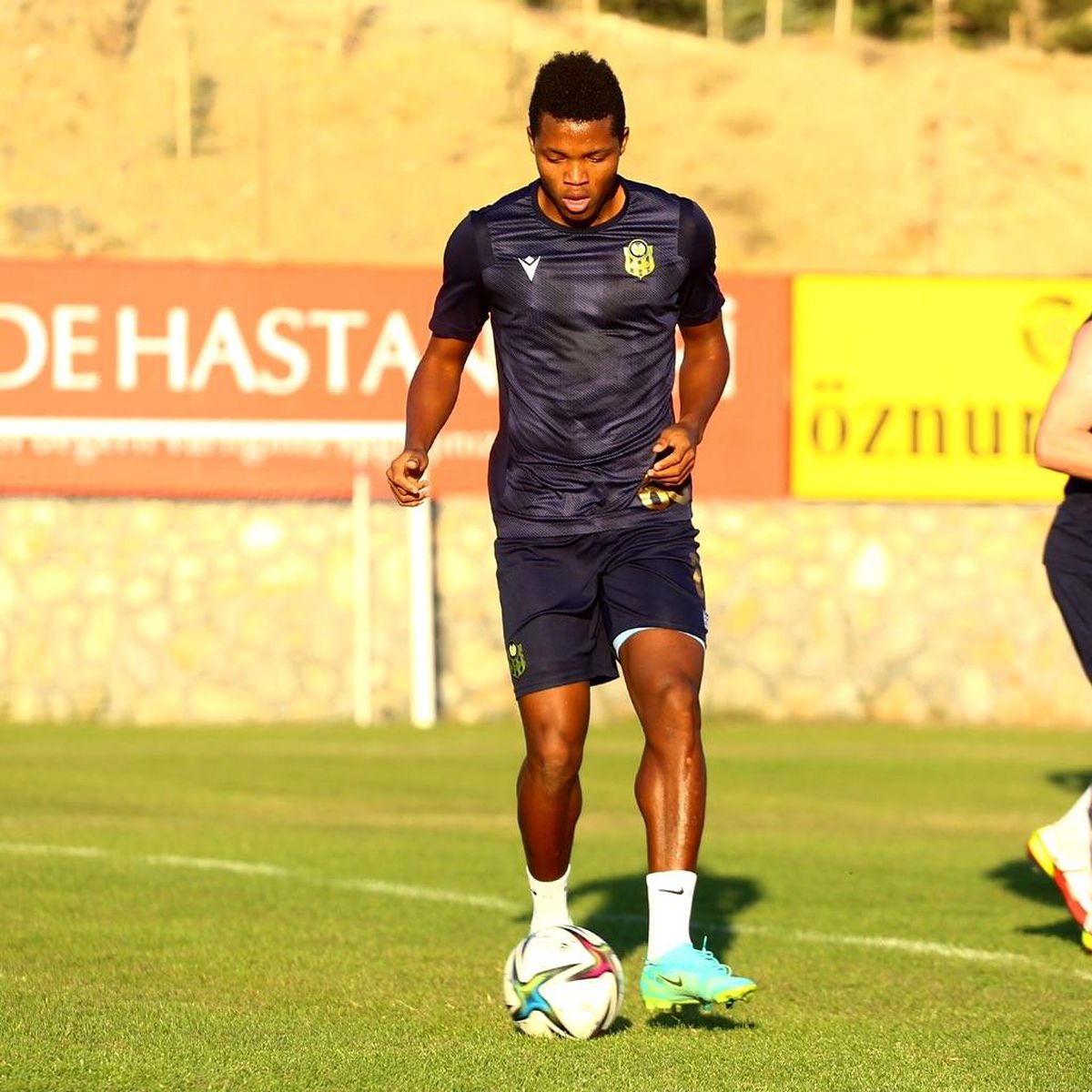 Son dakika haber... Yeni transfer Chouiar ilk antrenmanına çıktı