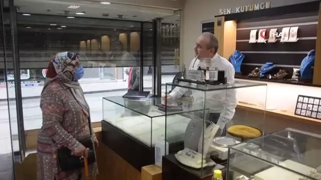 29 yıldır geleneğini bozmadı: Kapıdan ilk giren müşterilerine altın verdi