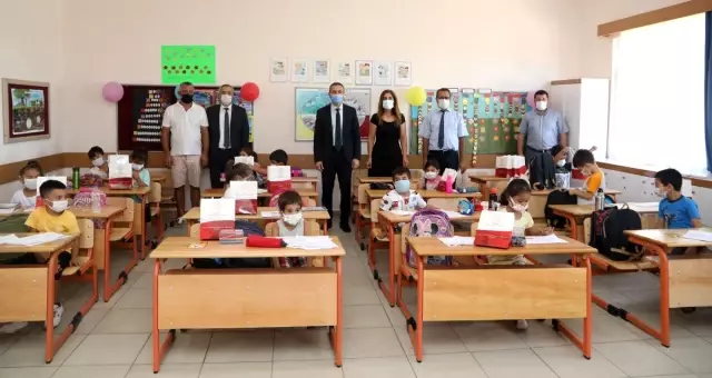 Antalya'daki yangında zarar gören mahallelerdeki 400 öğrenciye kırtasiye yardımı