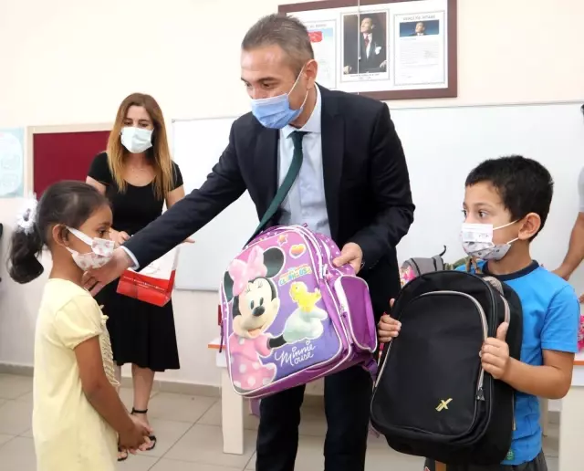 Antalya'daki yangında zarar gören mahallelerdeki 400 öğrenciye kırtasiye yardımı