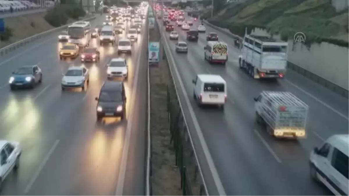 Akşam saatlerinde trafikte yoğunluk yaşanıyor