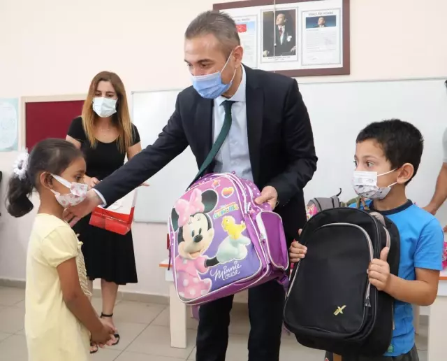 Antalya'daki yangında zarar gören mahallelerdeki 400 öğrenciye kırtasiye yardımı