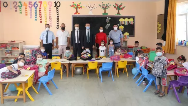 Antalya'daki yangında zarar gören mahallelerdeki 400 öğrenciye kırtasiye yardımı