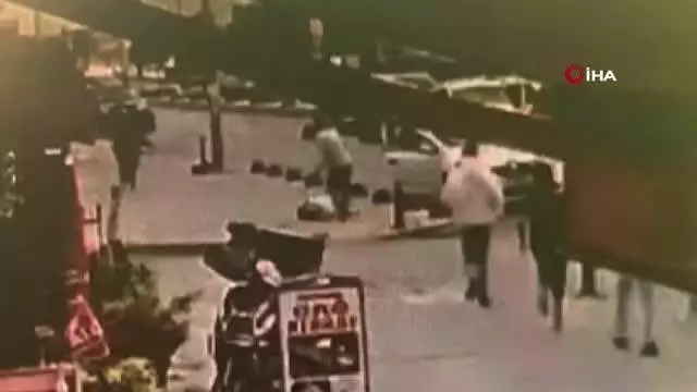 Arnavutköy'de yolun karşısına geçmeye çalışan çocuğa otomobil çarptı: O anlar kamerada