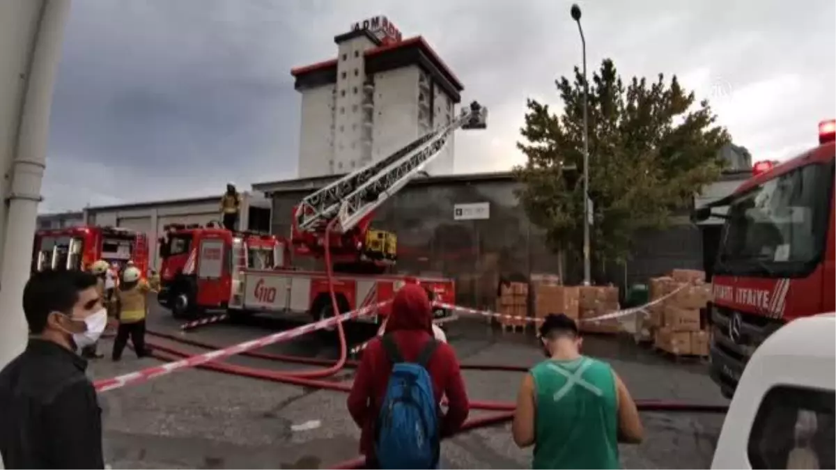 Beylikdüzü'nde bir iş yerinde çıkan yangın söndürüldü