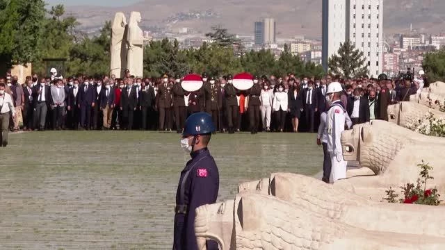 Kılıçdaroğlu, CHP'nin kuruluş yıl dönümünde Anıtkabir'i ziyaret etti