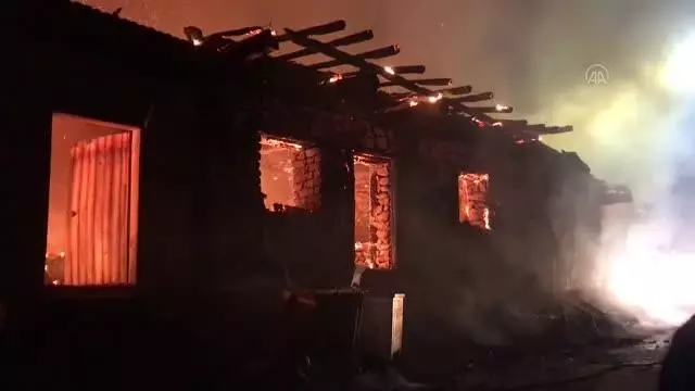 Son Dakika | Çıkan yangında 3 ev ile 1 iş yeri zarar gördü