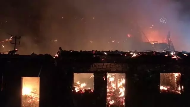 Son Dakika | Çıkan yangında 3 ev ile 1 iş yeri zarar gördü