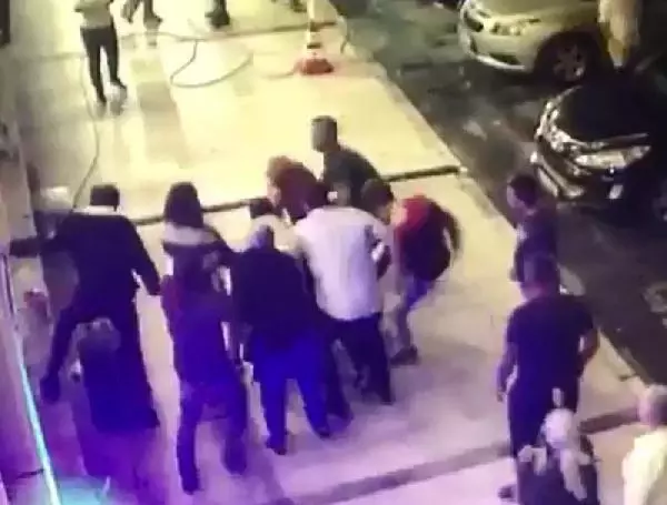 DİNLENME TESİSİNİN SAHİBİ İLE OĞLUNU DÖVDÜLER; O ANLAR KAMERADA