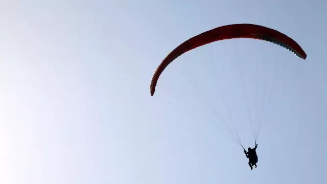Erciş'te Van Gölü ve Süphan Dağı manzarası yamaç paraşütçülerinin ilgi odağı oldu