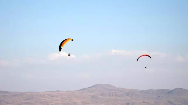 Erciş'te Van Gölü ve Süphan Dağı manzarası yamaç paraşütçülerinin ilgi odağı oldu