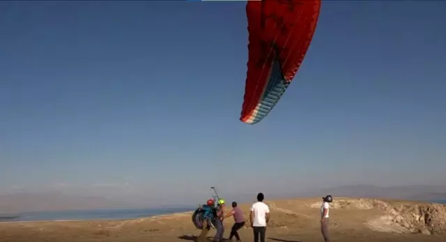 Erciş'te Van Gölü ve Süphan Dağı manzarası yamaç paraşütçülerinin ilgi odağı oldu