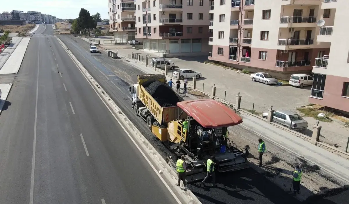 Aliağa'da Güzelhisar Caddesi asfaltlanıyor
