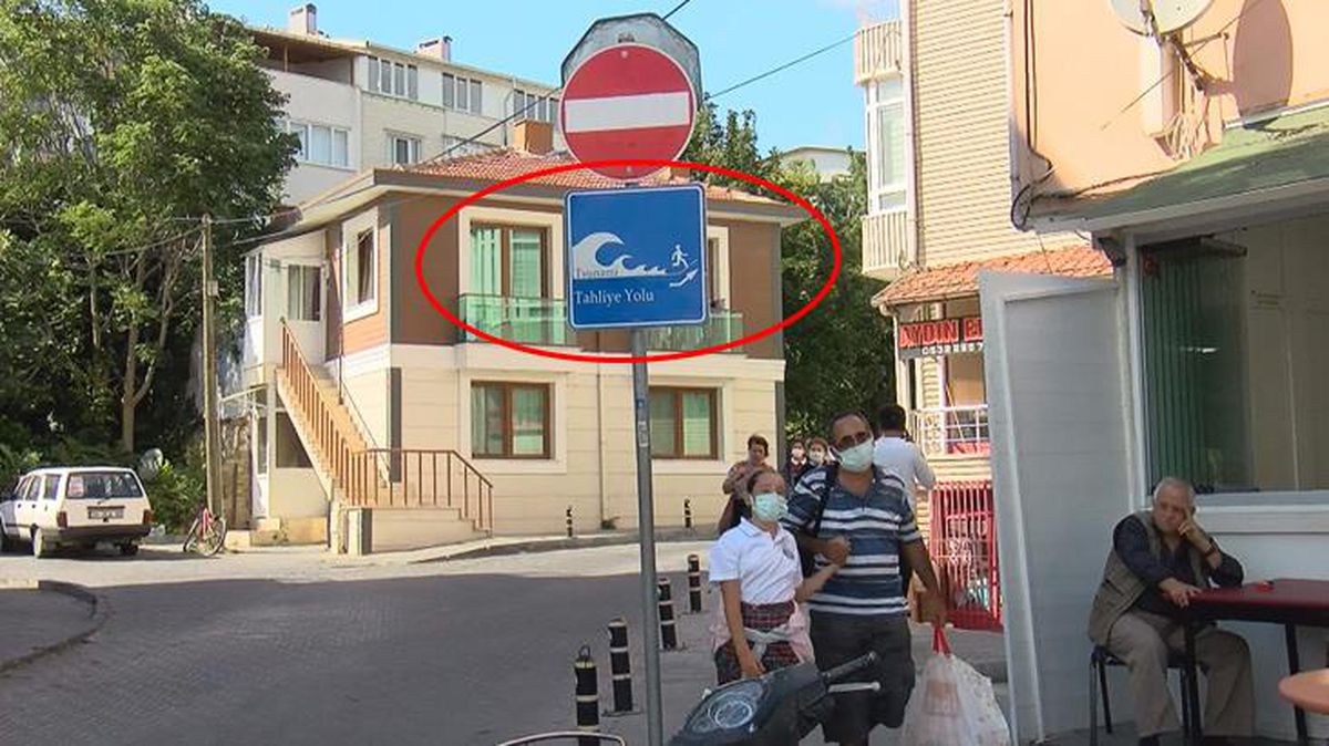 İBB, İstanbul'a 'tsunami tahliye yolu' tabelaları yerleştirmeye başladı! Riskli ilçeleri profesör tek tek sıraladı