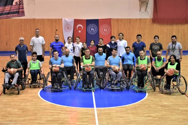 Isparta'da İl Müdürü farkındalık için tekerlekli sandalye takımıyla maç yaptı