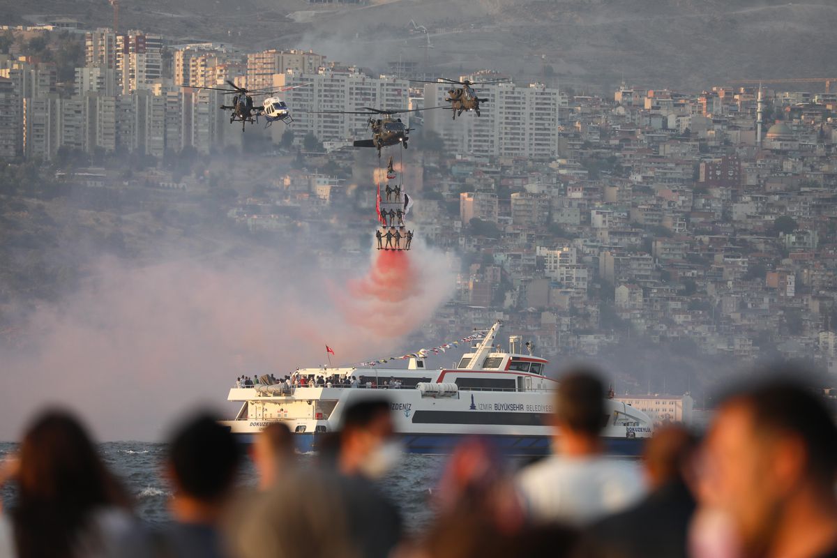 İzmir semalarında heyecan veren kurtuluş gösterisi