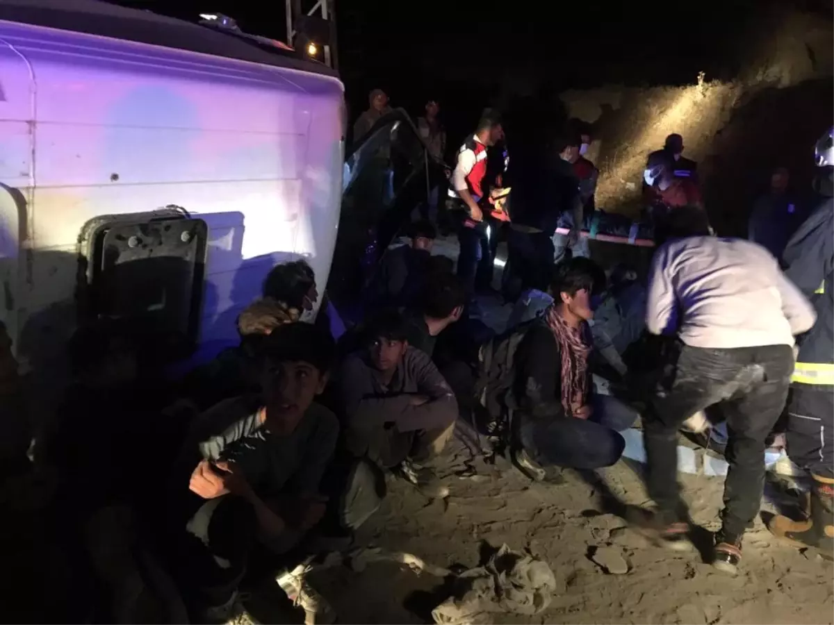 Kaçak mülteci taşıyan minibüs devrildi: 3'ü ağır, 9 yaralı