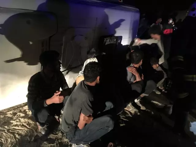 Kaçak mülteci taşıyan minibüs devrildi: 3'ü ağır, 9 yaralı