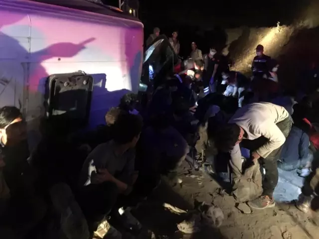 Kaçak mülteci taşıyan minibüs devrildi: 3'ü ağır, 9 yaralı