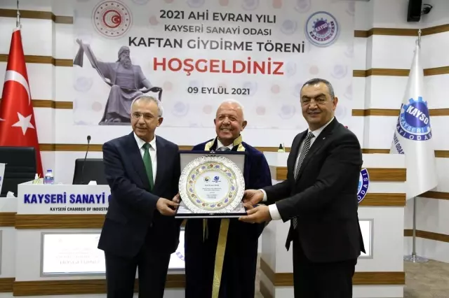 Kayseri Ticaret Borsası tarafından yılın Ahisi seçilen El'e kaftan giydirildi