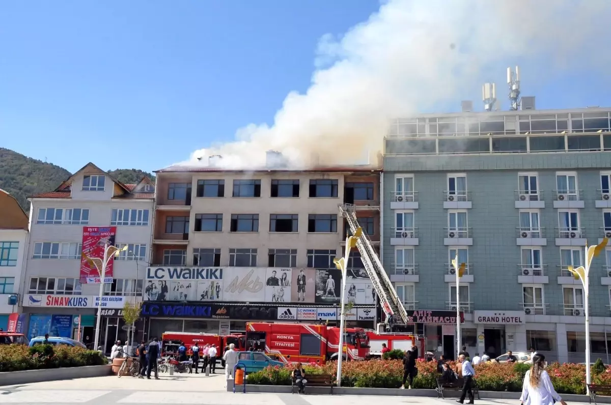 Mağaza deposunda çıkan yangın paniğe neden oldu