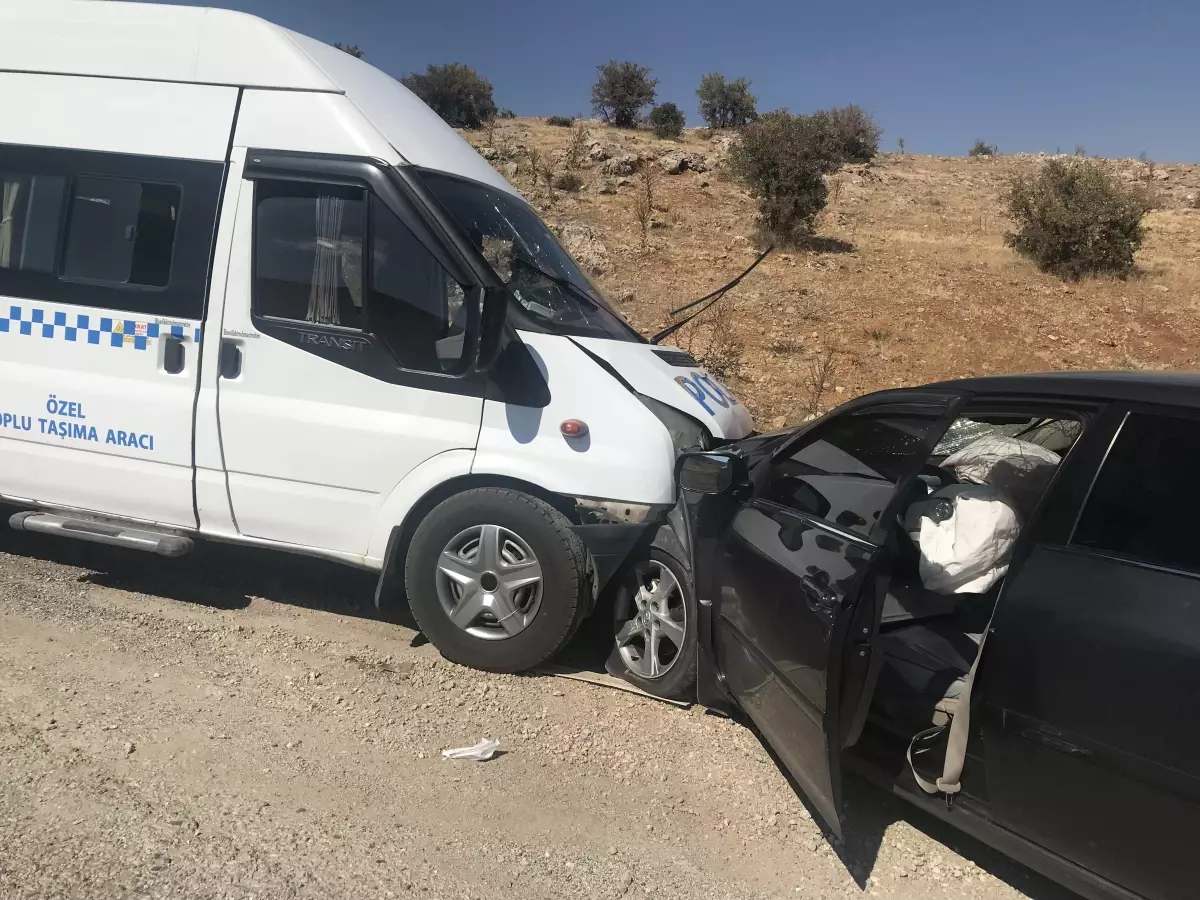 Malatya'da yolcu minibüsü ile otomobilin çarpışması sonucu 11 kişi yaralandı Malatya'da yolcu minibüsü ile otomobilin çarpışması sonucu 11 kişi yaralandı