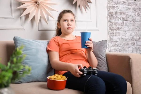 Obezite erken ergenliği artırıyor; kız çocuklarına dikkat