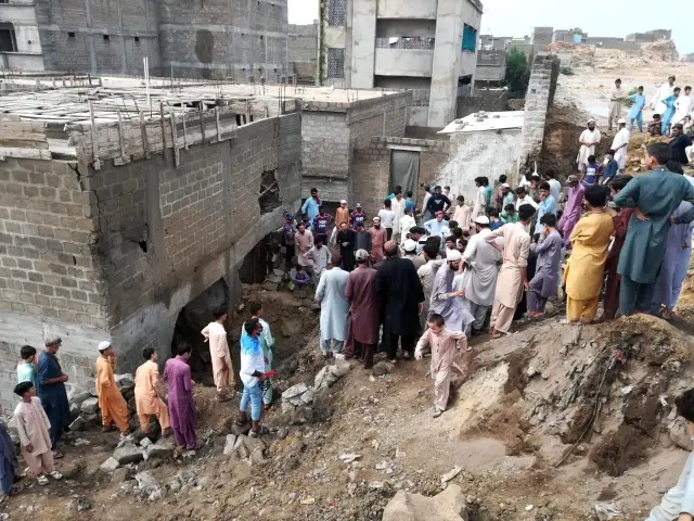 Pakistan'da çatı çöktü: 4 ölü