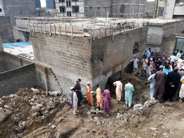 Pakistan'da çatı çöktü: 4 ölü