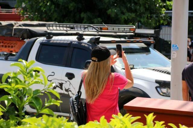 Sevgilisinden ayrılan genç kız çatıya çıktı, vatandaşlar ise görüntü alma yarışına girdi