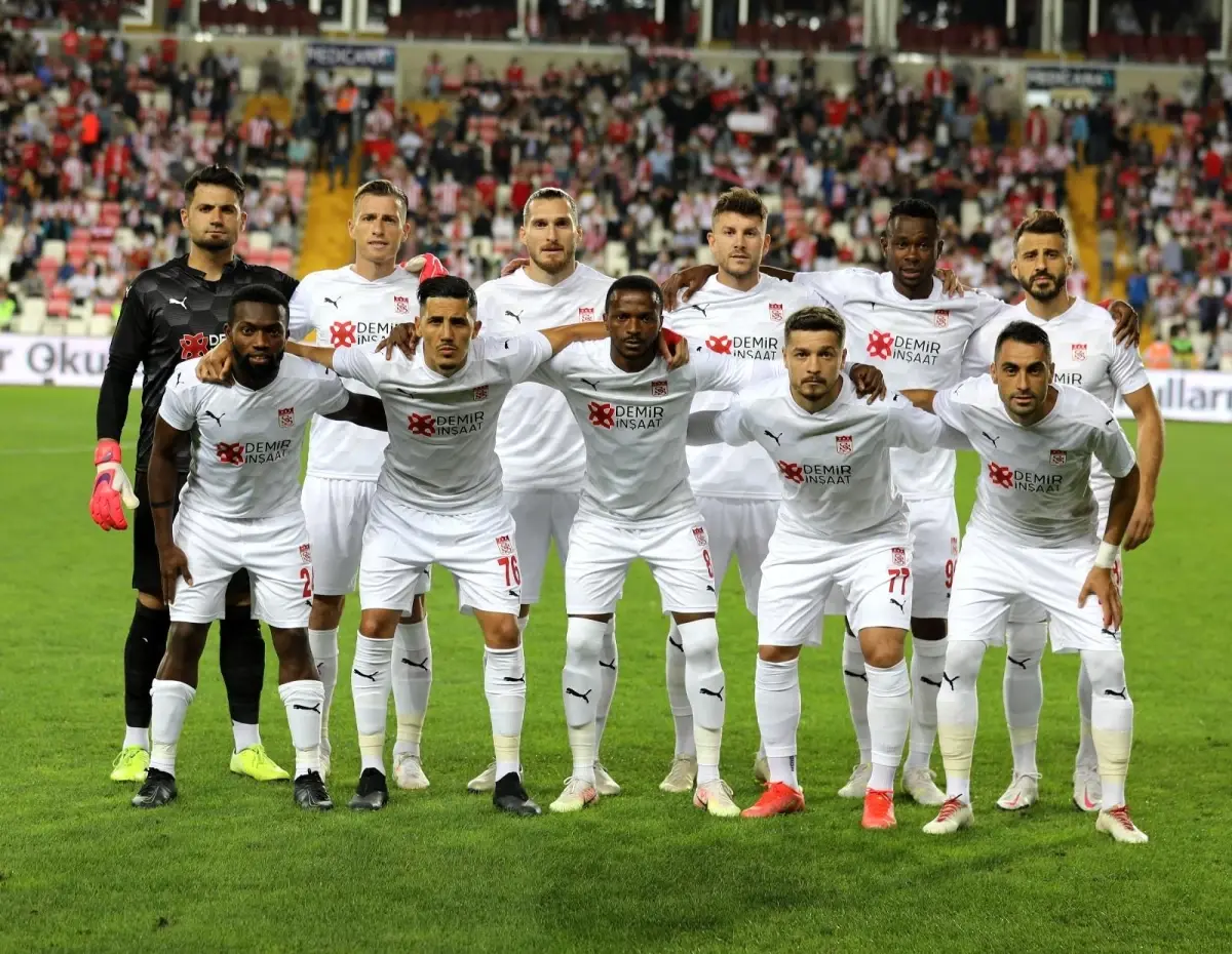 Sivasspor'da 11 futbolcu geldi, 8 gitti