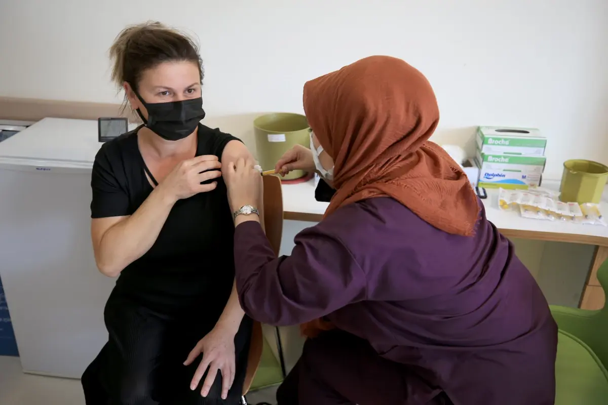 Son dakika! Trakya'da Sağlık Bakanı Koca'nın 'hatırlatma dozu çağrısı' ile aşı merkezlerinde yoğunluk yaşanıyor