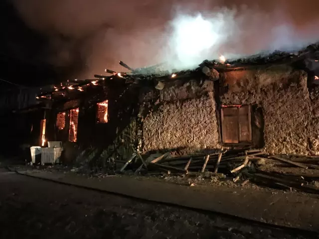Son Dakika | Çıkan yangında 3 ev ile 1 iş yeri zarar gördü