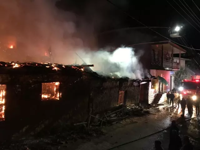 Son Dakika | Çıkan yangında 3 ev ile 1 iş yeri zarar gördü
