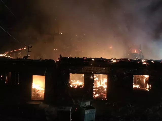 Son Dakika | Çıkan yangında 3 ev ile 1 iş yeri zarar gördü