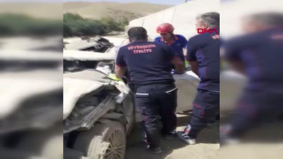 VAN'DA OTOMOBİL ŞARAMPOLE YUVARLANDI: IRAKLI ÇİFT ÖLDÜ, KIZLARI YARALI